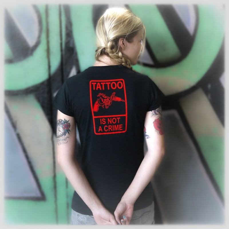 T-shirt Imprimé "Tattoo Is Not A Crime" V2 - Femme